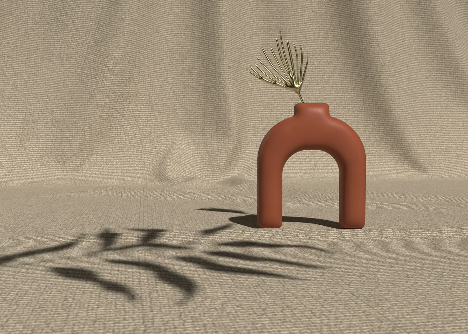 Terrakotta-Vase im Sand mit Schatten