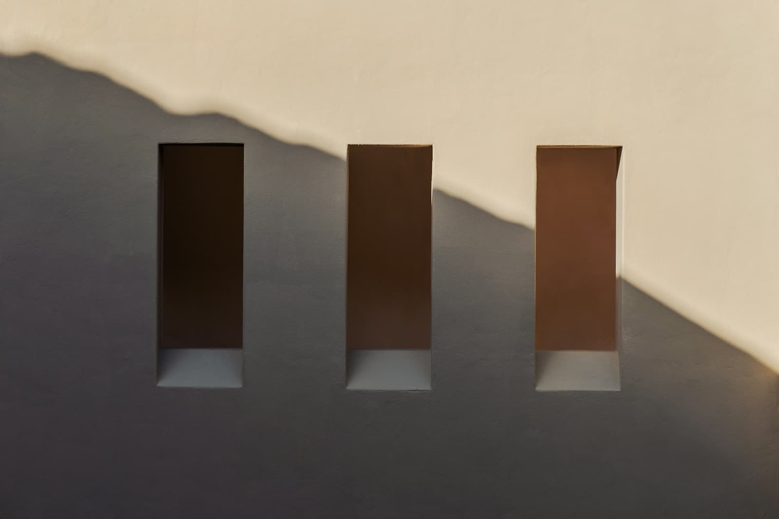 Drei Fensternischen im Streiflicht